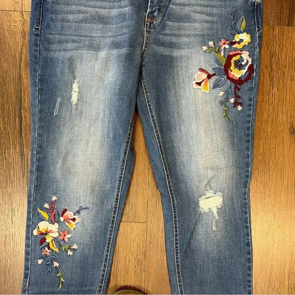 Kensie floral embroidered jeans SZ 10/30 - Picture 4 of 4